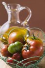 Tomates em cesta de arame — Fotografia de Stock