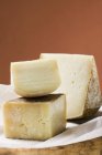 Tre pezzi di formaggio — Foto stock