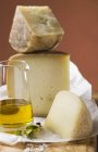 Três pedaços de queijo — Fotografia de Stock