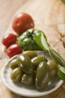 Grüne Oliven auf Teller — Stockfoto