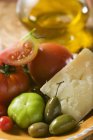 Pomodori, olive verdi — Foto stock
