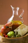 Oliven und Parmesan auf Teller — Stockfoto