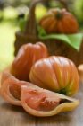 Tomates frescos en rodajas - foto de stock