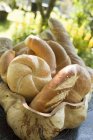Rouleaux de pain et kiflis dans le panier — Photo de stock