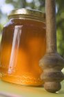 Pot de miel avec trempette — Photo de stock