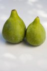 Dos higos verdes frescos - foto de stock