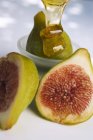 Green figs and honey — Stock Photo