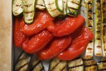 Closeup top view of grilled vegetables in roasting tin — Stock Photo