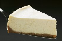 Tarta de queso en el servidor de pasteles - foto de stock