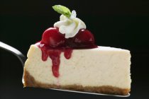 Fatia de bolo de queijo com cerejas — Fotografia de Stock