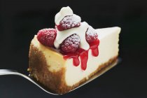 Fetta di cheesecake con lamponi — Foto stock