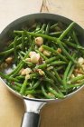 Жареные зеленые бобы в сковороде — стоковое фото