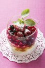 Вид крупным планом ягодного десерта с сахаром — стоковое фото