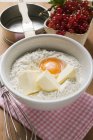 Mehl mit Butter, Ei in Schüssel — Stockfoto