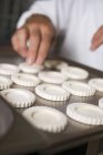 Vista close-up do cozinheiro organizar casos de torta na assadeira — Fotografia de Stock