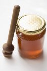 Honigglas mit Löffel — Stockfoto