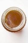 Pot en verre avec miel — Photo de stock