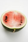 Die Hälfte der saftigen Wassermelone — Stockfoto