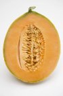 Hälfte der Cantaloupe-Melone — Stockfoto