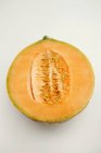 Hälfte der Cantaloupe-Melone — Stockfoto