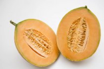 Melon de cantaloup coupé en deux — Photo de stock