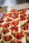 Vol-au-vent Kästen mit Erdbeerscheiben — Stockfoto