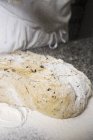 Производство оливкового хлеба — стоковое фото