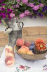 Летние фрукты в деревянной чаше — стоковое фото