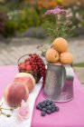 Абрикоси з персиками та ягодами — стокове фото