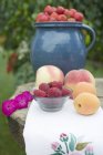 Абрикосы с персиками и ягодами — стоковое фото