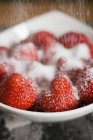 Erdbeeren mit Zucker bestreuen — Stockfoto
