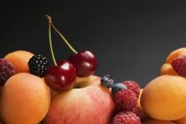 Frische Aprikosen und Beeren — Stockfoto