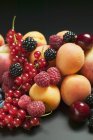 Pfirsiche mit Aprikosen und gemischten Beeren — Stockfoto
