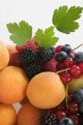 Frische Aprikosen mit Beeren und Blättern — Stockfoto