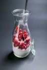 Frutas vermelhas frescas com açúcar na jarra — Fotografia de Stock