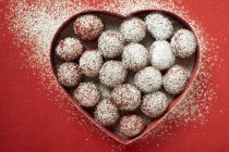 Morangos com açúcar no prato em forma de coração — Fotografia de Stock