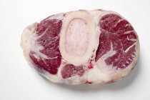 Scheibe rohes Rindfleisch vom Bein — Stockfoto