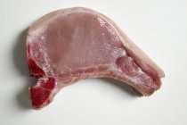 Chuleta de cerdo cruda - foto de stock