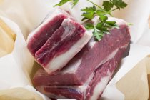 Frische Rindfleischstücke mit Petersilie — Stockfoto