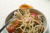 Espaguetis con bresaola y tomates - foto de stock