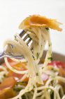 Espaguetis con bresaola y tomates - foto de stock