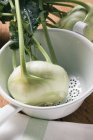 Kohlrabi fresco lavado en colador - foto de stock