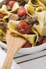 Pappardelle pasta с окрошкой и помидорами — стоковое фото