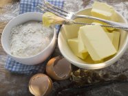 Vue rapprochée des ingrédients de cuisson avec pinceau à pâtisserie et fourchette — Photo de stock