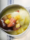Crema de mango con fresas - foto de stock