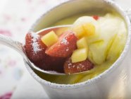 Mango cream with strawberries — Stock Photo