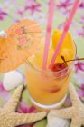 Cocktail fruité avec écorce — Photo de stock