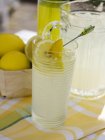 Limonada en vaso y jarra - foto de stock