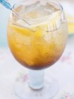 Tequila Alba con cubetti di ghiaccio — Foto stock