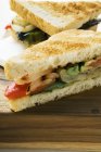 Сэндвичи с овощами, приготовленные на гриле, с тостами на деревянной поверхности — стоковое фото